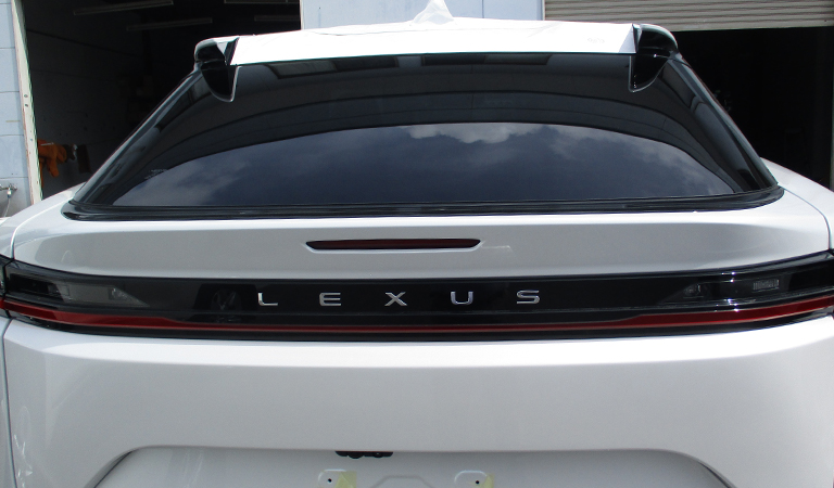 万が一の時、ガラスの飛び散りを最小限に抑えます