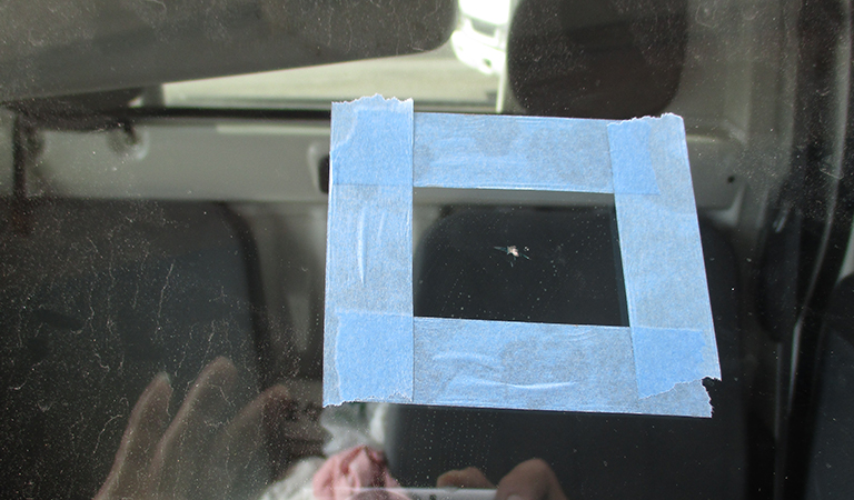 フロントガラスのヒビは早めの修理がオススメです。